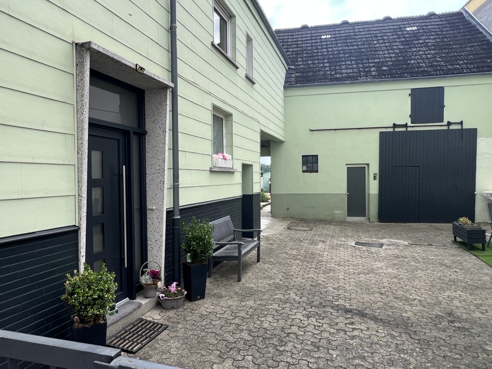 Hauseingang und Scheune