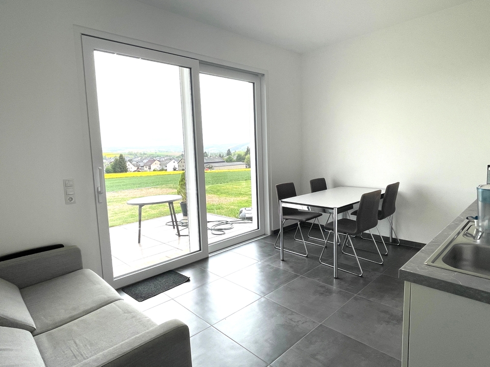 Aufenthaltsraum mit Zugang zur Terrasse