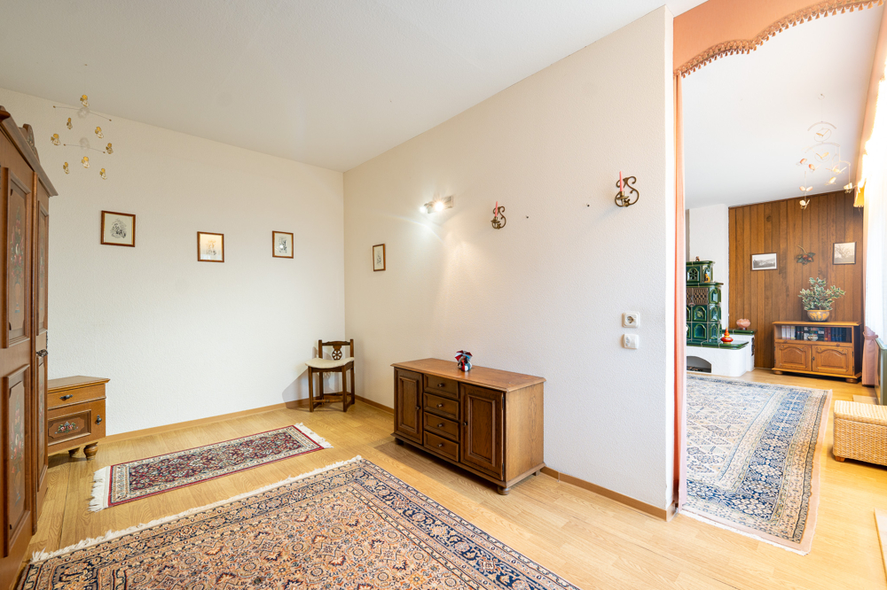 Abgegrenztes Zimmes neben dem Wohnzimmer