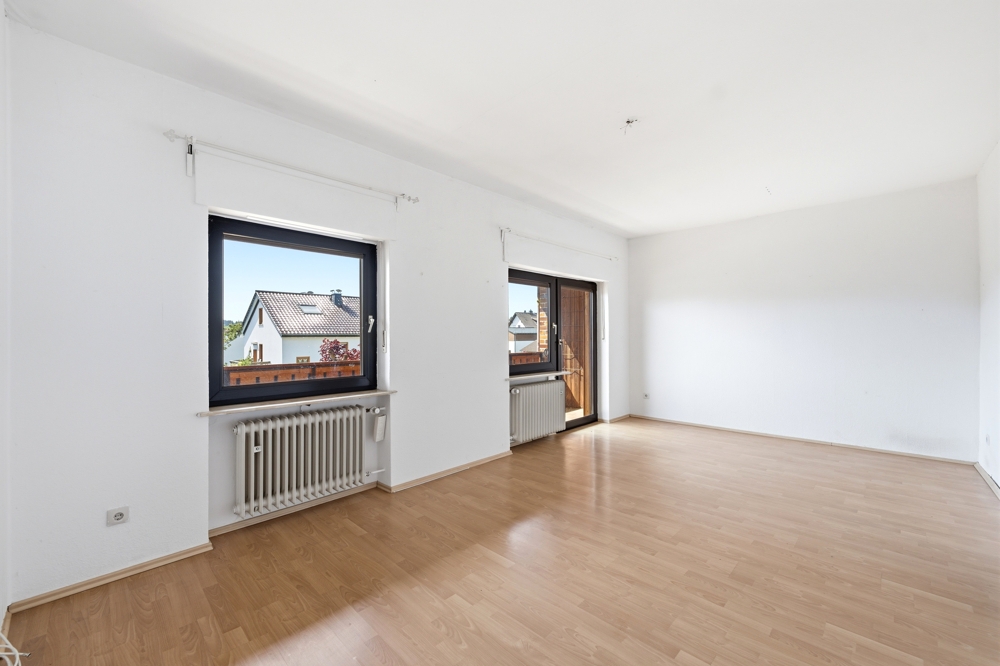 Wohnzimmer mit Balkon im Apartment