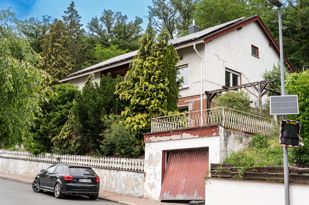 Außenansicht mit Garage