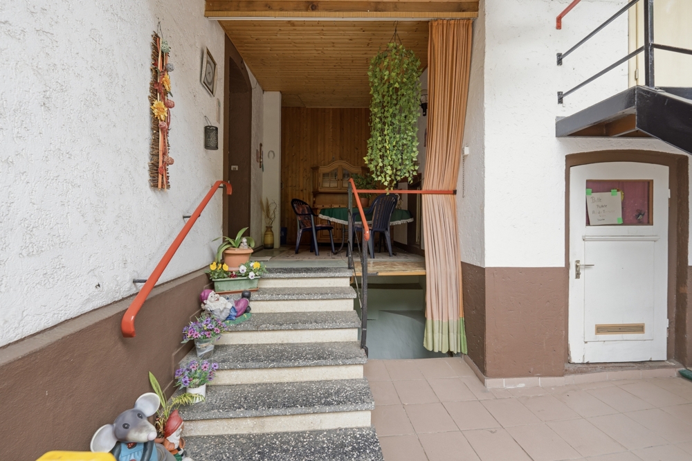 Eingangsbereich mit überdachter Terrasse