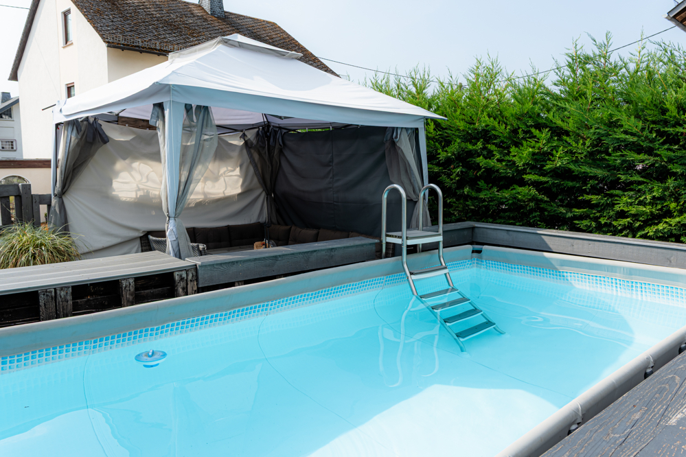 verkleideter Pool mit Freisitz