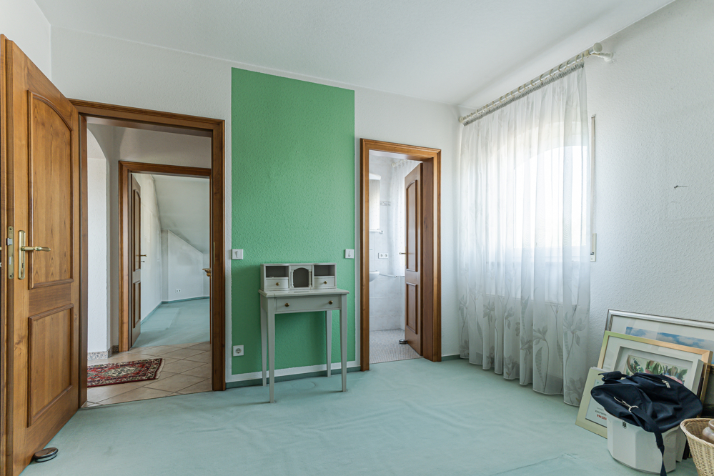 Kinderzimmer mit angrenzendem Badezimmer