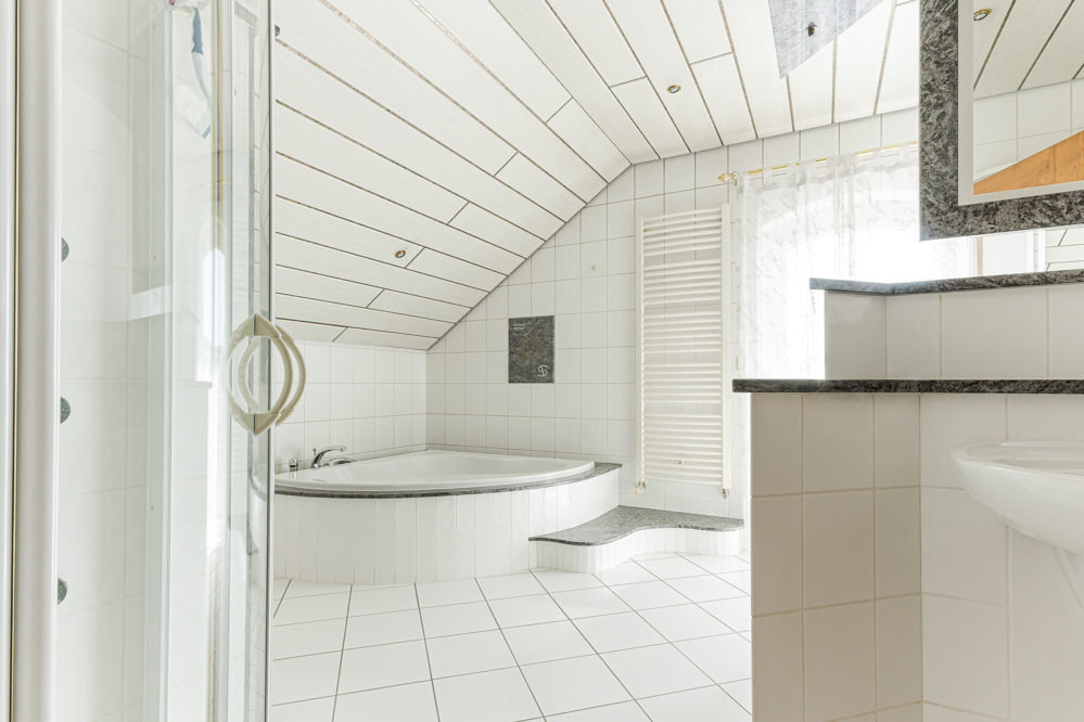 großzügiges Badezimmer Obergeschoss