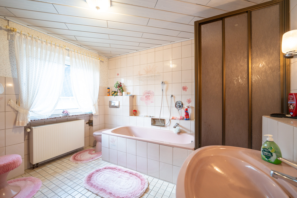 Badezimmer mit Wanne im Obergeschoss
