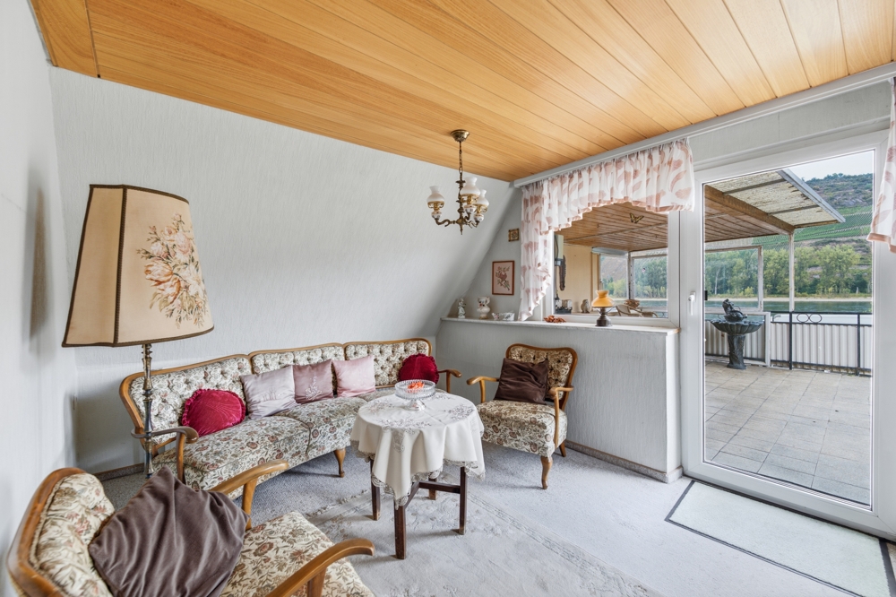 Wohnzimmer mit Durchgang zur Terrasse