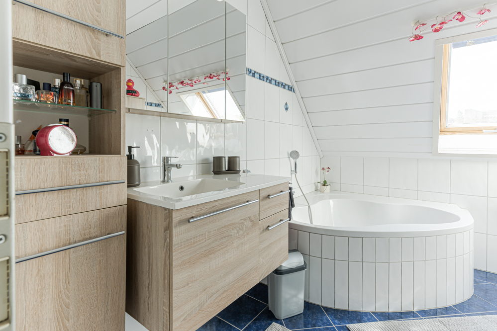 Badezimmer Obergeschoss Eckbadewanne