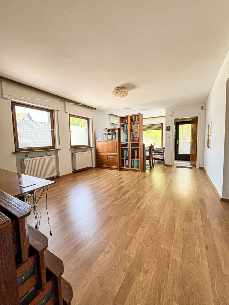 Wohnzimmer/Büro Untergeschoss-Wohnung