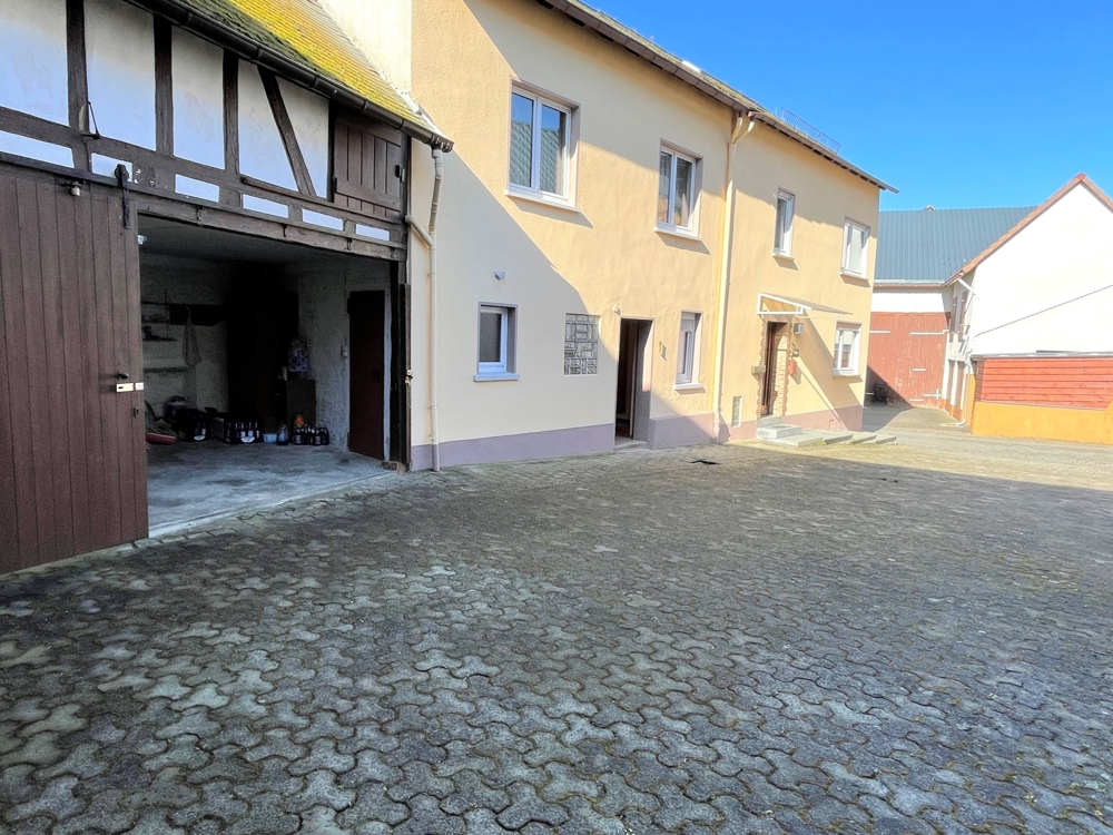 Wohnhaus mit Garage