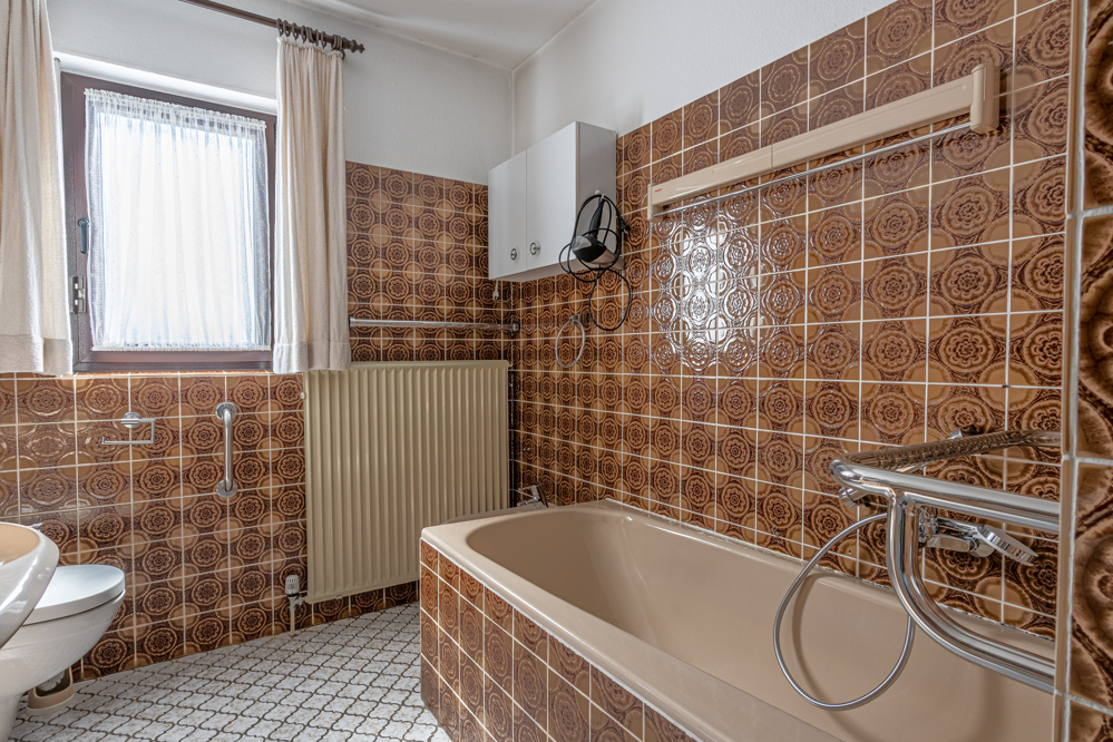 Badezimmer mit Wanne und Dusche