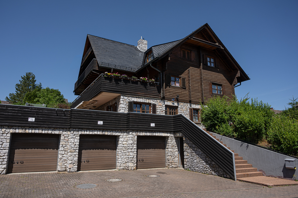 Wohnhaus mit Garagen